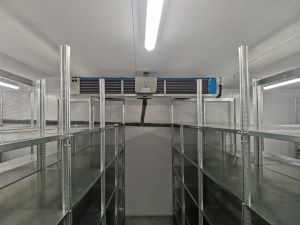 Промышленный холодильник со стеллажами